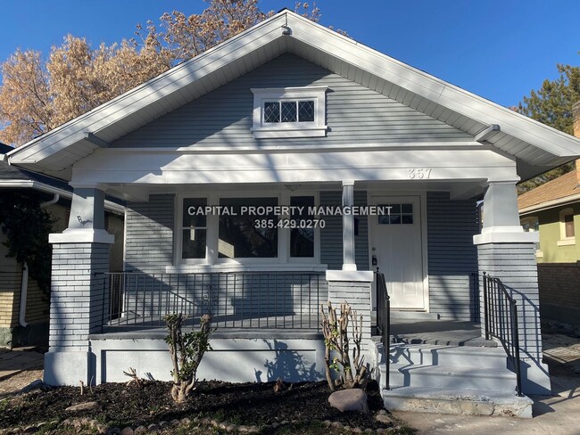 Building Photo - Recently Remodeled 2 Bedroom Home