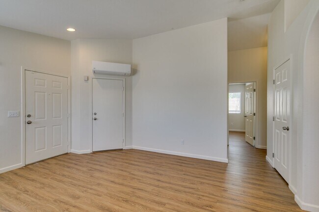 Building Photo - 3-Bedroom Home with Upgraded Cooling & Gre...