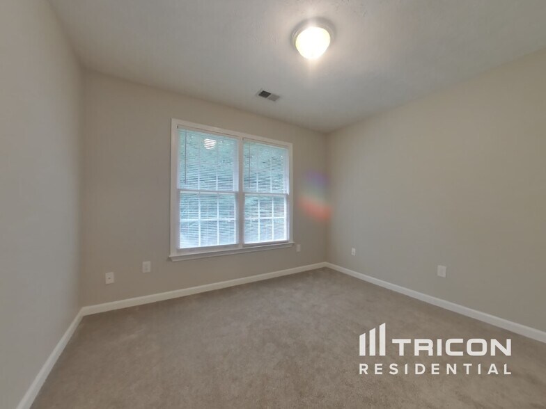 Building Photo - 3080 Kings Dr
