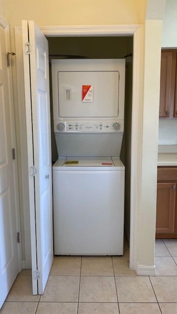 Building Photo - Gorgeous Light & Bright 3 Bedroom 2.5 Bath Townhome Corner Unit!!