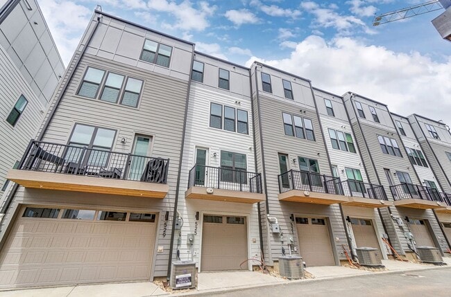 Building Photo - 3 Bedroom Townhome minutes from South End!