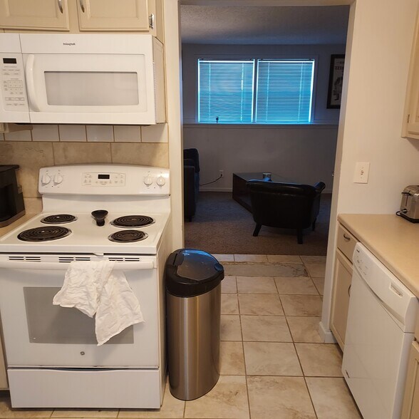 Building Photo - 858 Highland Dr
