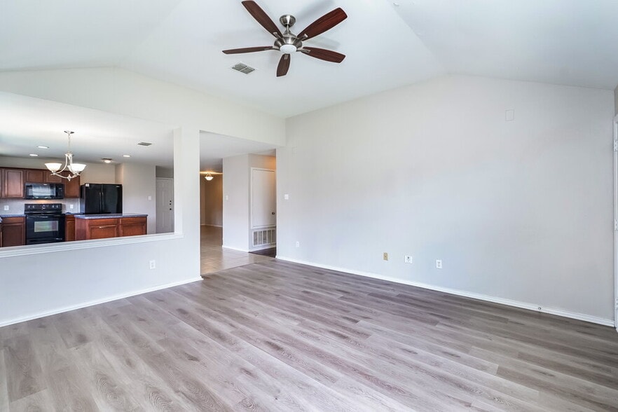 Building Photo - 110 Comanche Trail
