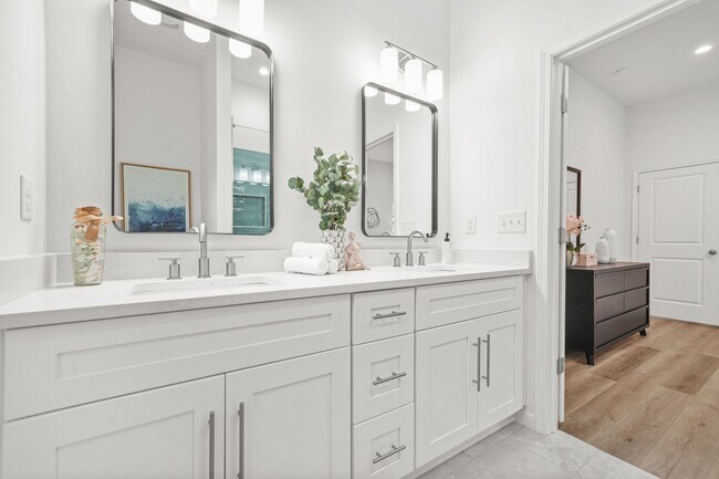 Building Photo - 1223 Oakland Dr SW