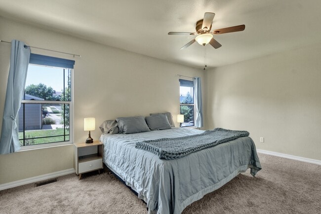 Building Photo - Updated end-unit townhouse for rent!