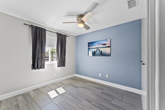 Building Photo - "Spacious 3-Bedroom Retreat with Modern Co...