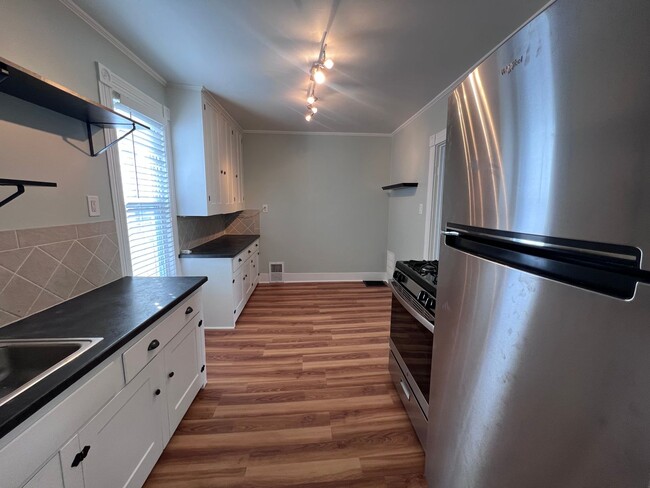 Building Photo - East Hills upper duplex!