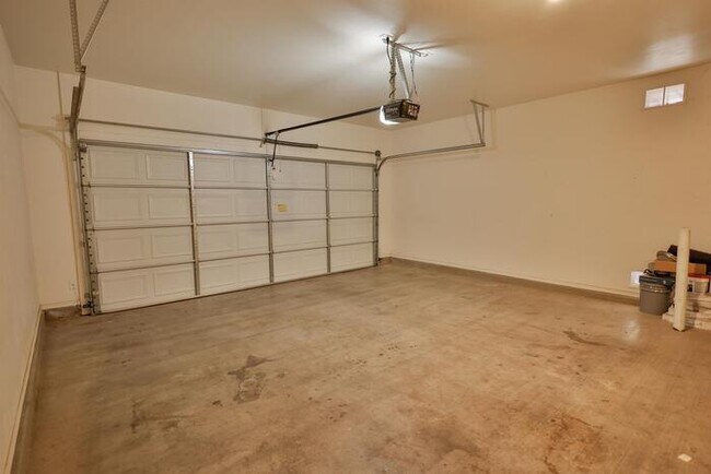 Building Photo - 831 W Calle Valenciana
