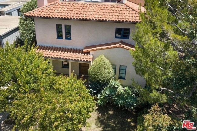 Building Photo - 758 N Almar Ave