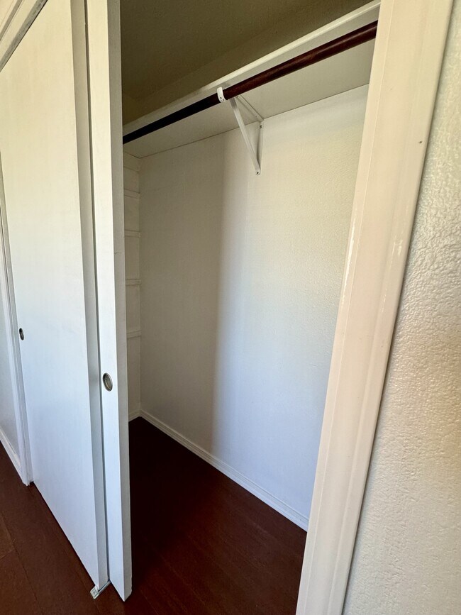 Building Photo - 735 E 15th N St