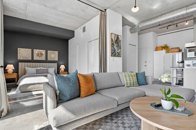 Building Photo - 10 SW South River Dr