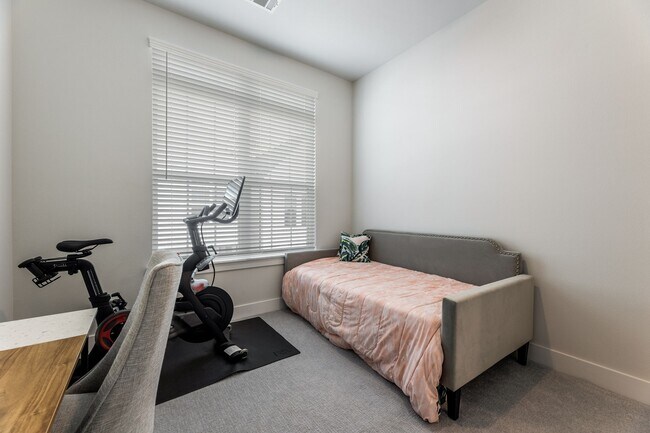 Building Photo - 5725 White Magnolia St.