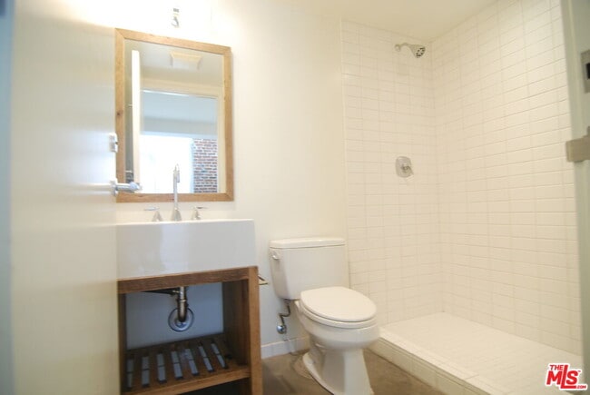 Building Photo - 940 E 2nd St