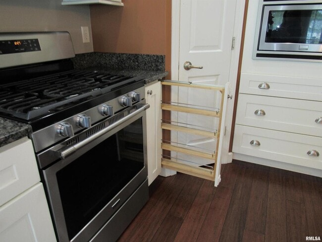 Building Photo - 405 E Palace Row