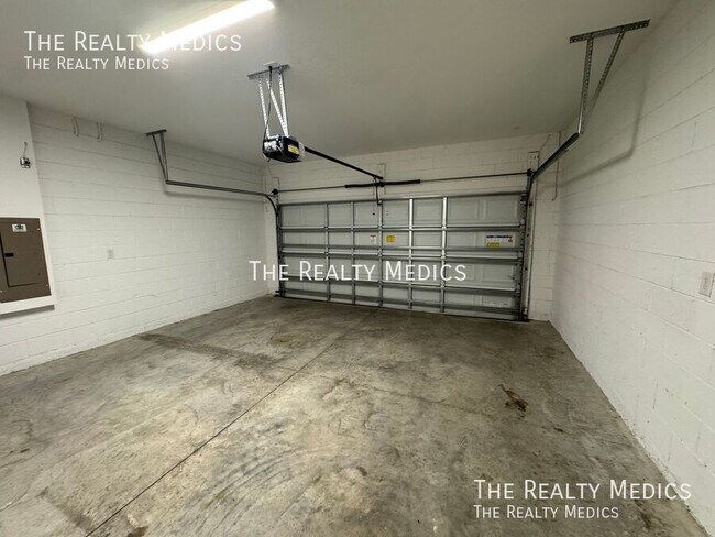 Building Photo - 119 Lily Ln