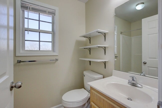 Building Photo - 3 bed 2 bath in the heart of St. B.  Fresh Paint.  Clean and Ready for You.