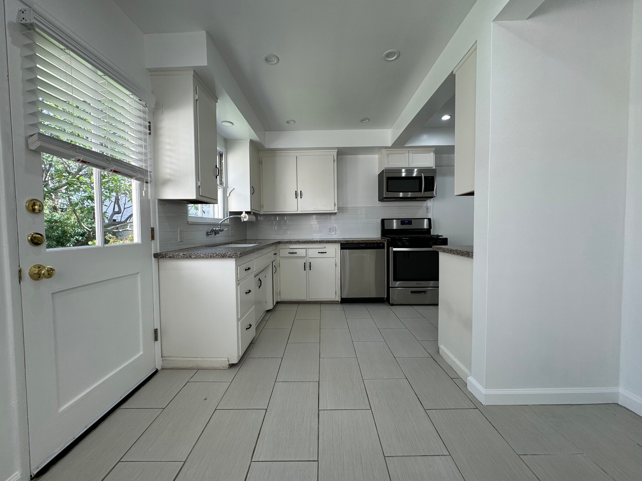 kitchen m - 4918 Haskell Ave