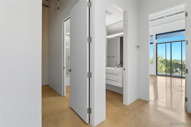 Building Photo - 302 SE Broadway St