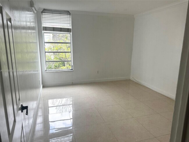 Building Photo - 8840 Fontainebleau Blvd