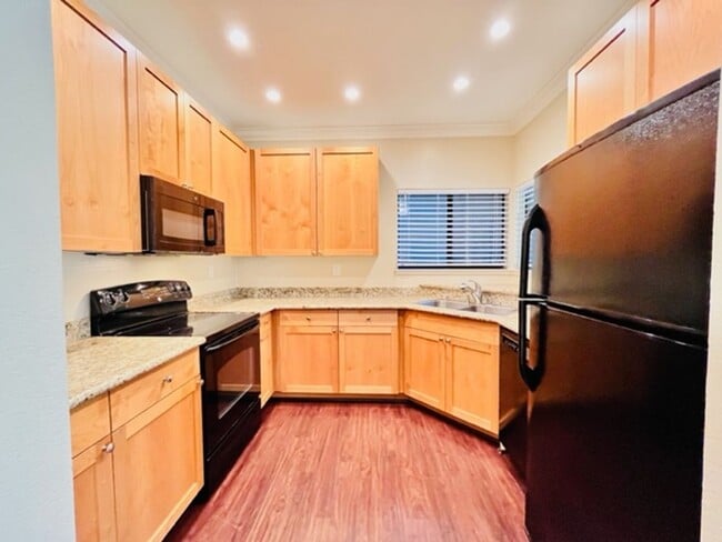 Building Photo - Beautiful, Lower-Level 2BD/2BA, Corner Con...