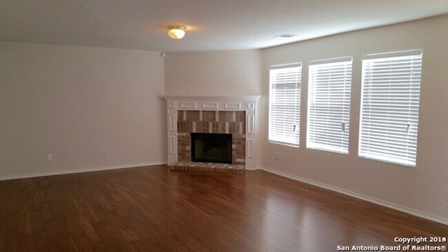 Building Photo - 3 Bedroom/2.5 Bath Bluffs of Lookout Canyon Subdivision
