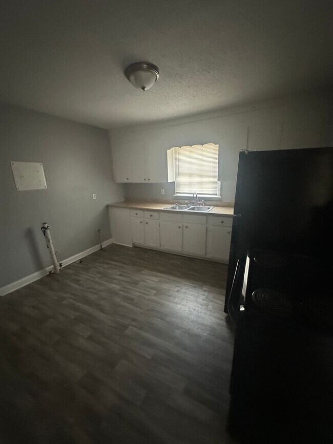 Building Photo - 3 bedroom 2 bath renovated home with a huge family room!