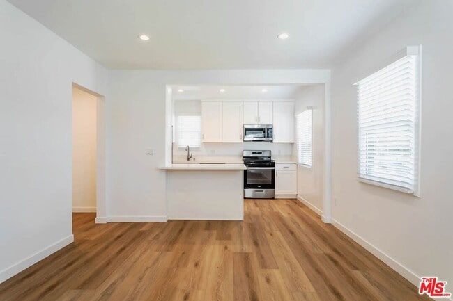 Building Photo - 815 W Glenoaks Blvd