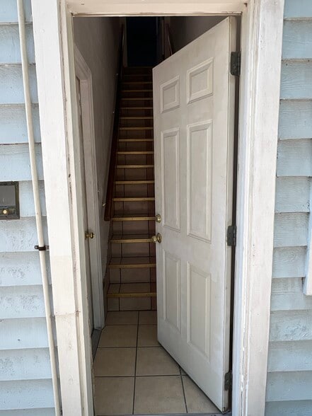 Private entrance - 2540 Greenwood Dr