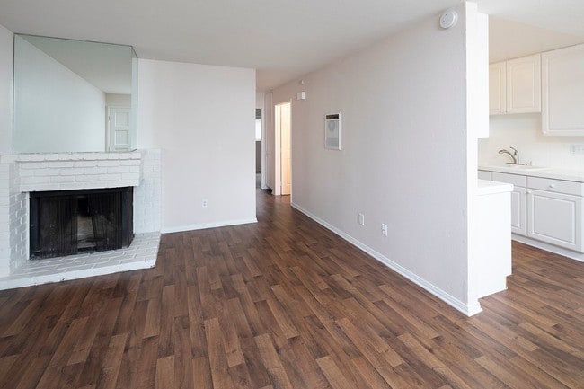 Building Photo - Large 2BR in Pacific Beach w/ a Fireplace and 2 Parking Spaces!