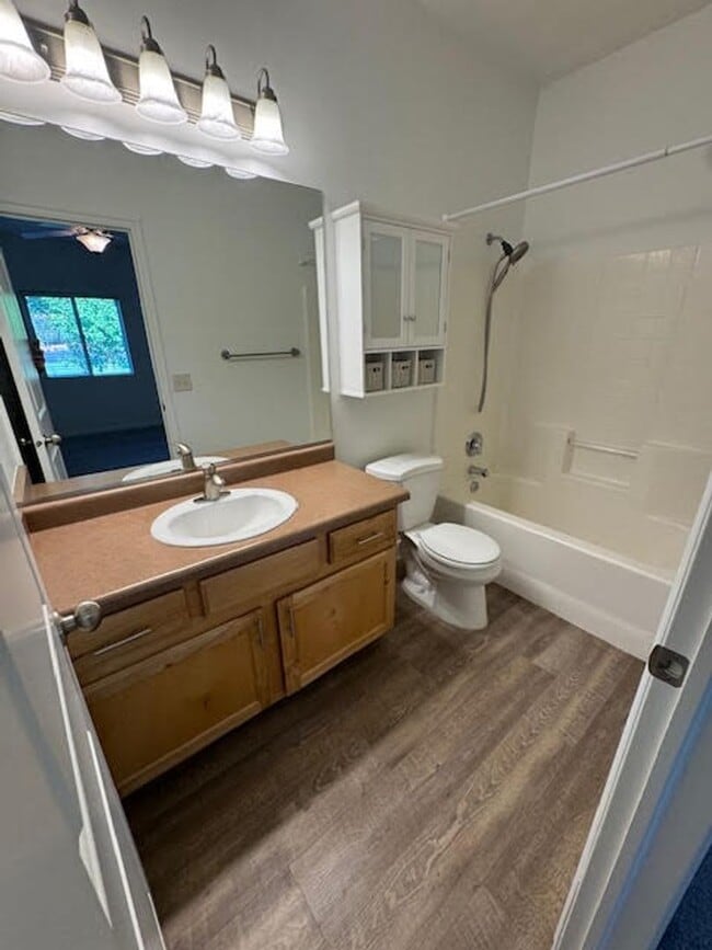 Building Photo - Duplex in Hurricane