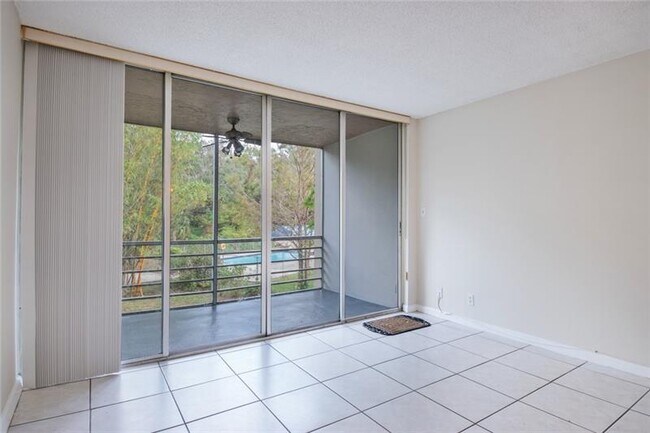 Building Photo - 9410 Live Oak Pl