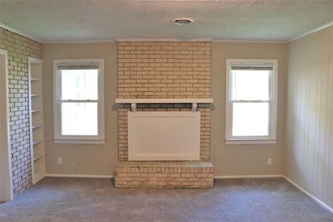 Building Photo - Handsome  3-bedroom ranch home!