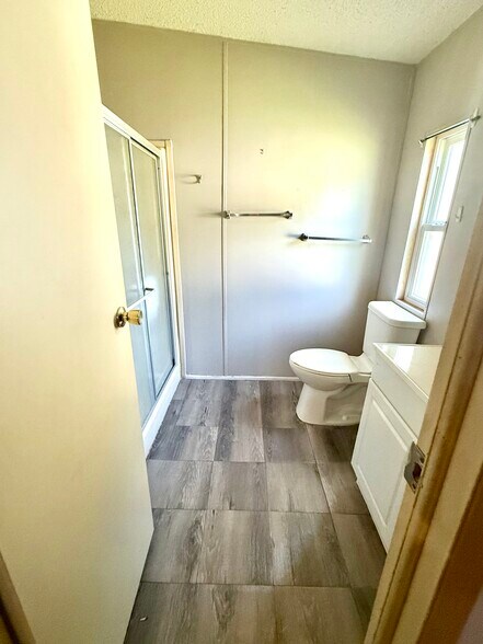 Master Bathroom - 16648 Daeza Dr