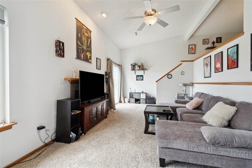 Building Photo - 533 E Goldfinch Dr