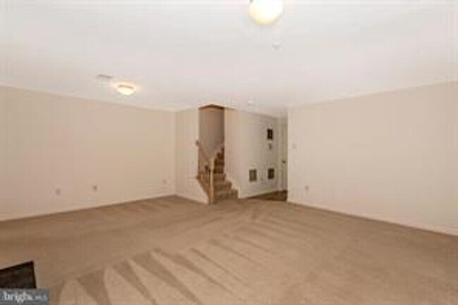 Building Photo - WELL MAINTAINED TOWNHOUSE WITH ONE CAR GARAGE, DECK,