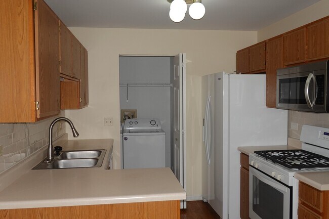 Building Photo - 210 Crestview Dr