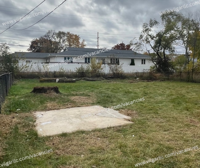 Building Photo - 3 Large Bedrooms • 1 Bathroom home in Gary...