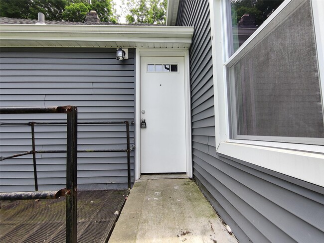Building Photo - 917-921-921 Violet Ave