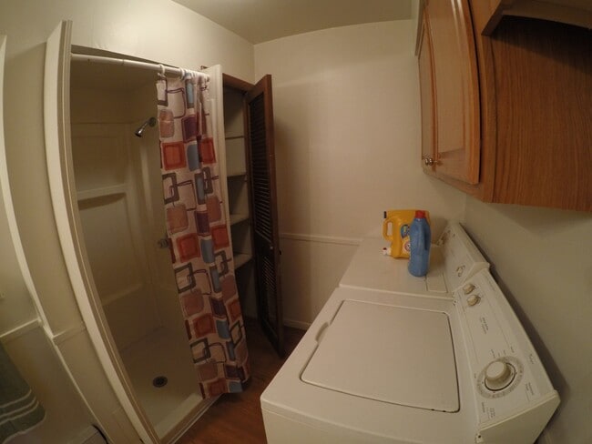 Building Photo - 3001 Kossuth St