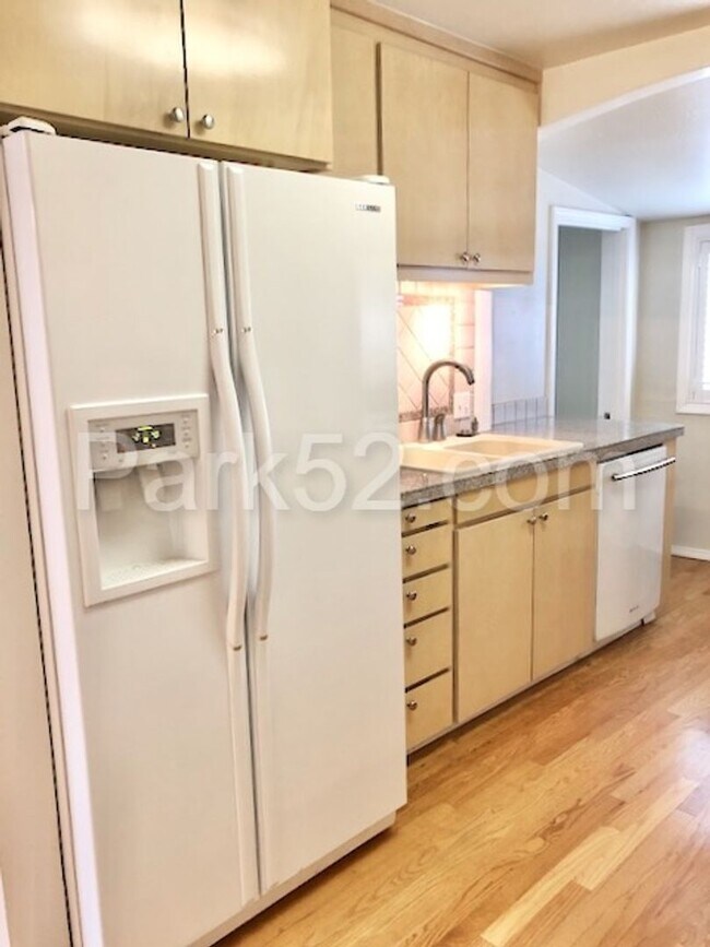 Building Photo - 3 Bedroom Single Family Home - Views!