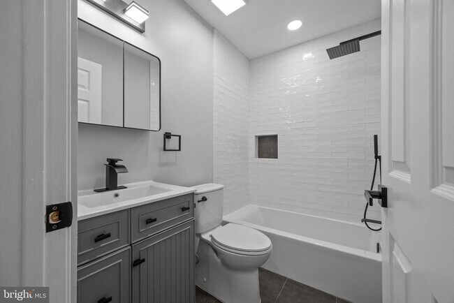 Building Photo - 548 Susan Dr