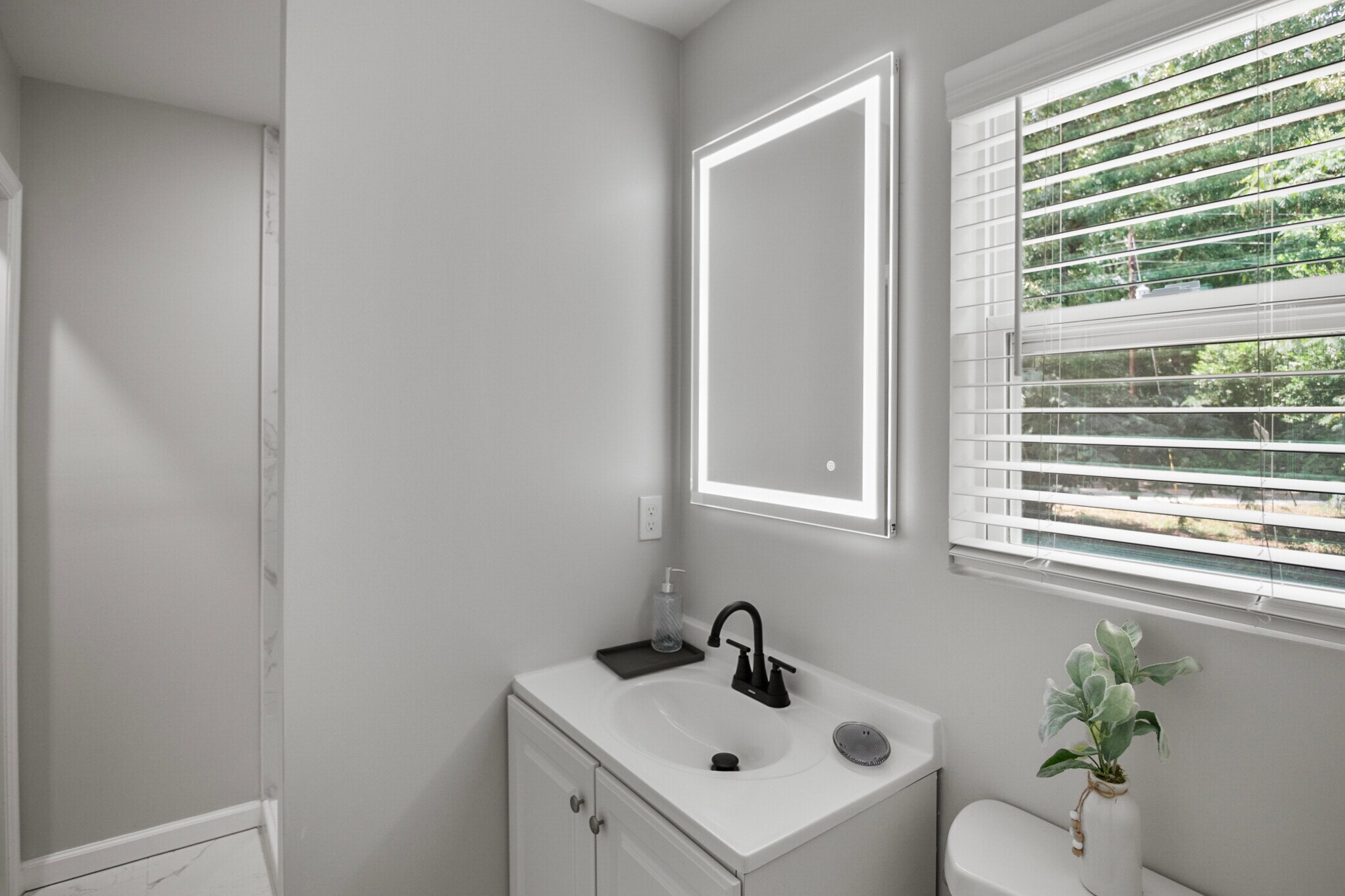 Building Photo - 789 Main St