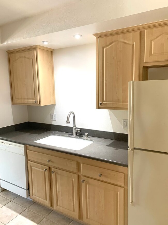 Building Photo - Ojai's Creekside Village Condo!