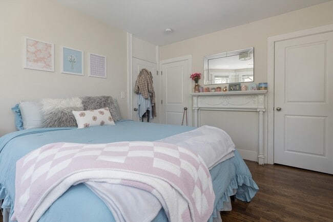 Building Photo - 420 E 6th St