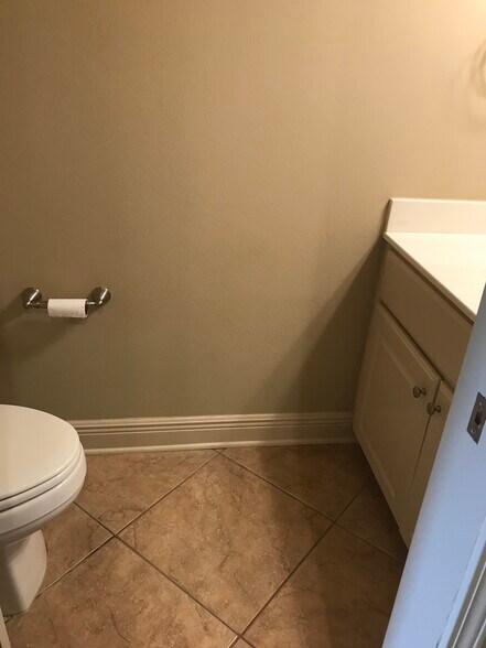 Half bath - 413 Halteria Ln