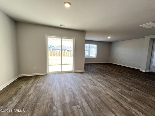 Building Photo - 8201 E Highcroft Dr NE
