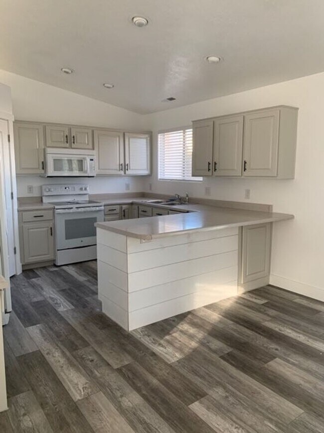 Building Photo - 4 Bedroom Home In Bloomington With RV Parking