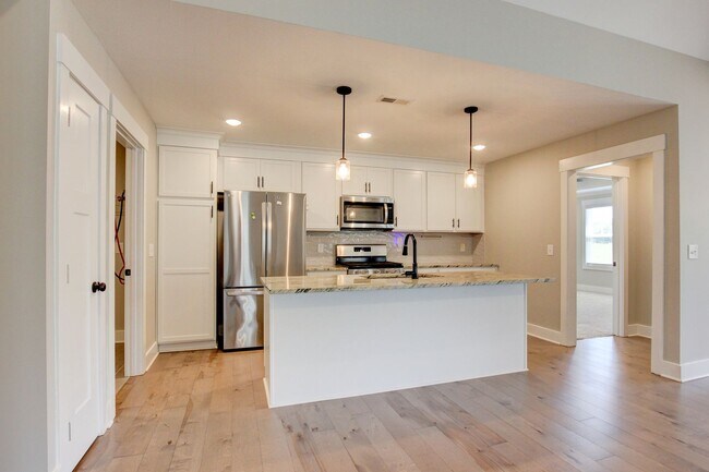 Building Photo - Fresh and Clean 3 bed/2 bath minutes from Exit 8.  Show Stopper!