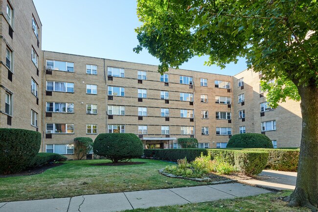 Primary Photo - 2115 W Farwell Ave