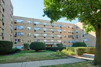 Building Photo - 2115 W Farwell Ave